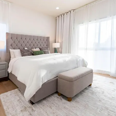 Modern 5-Bedroom House Free Parking